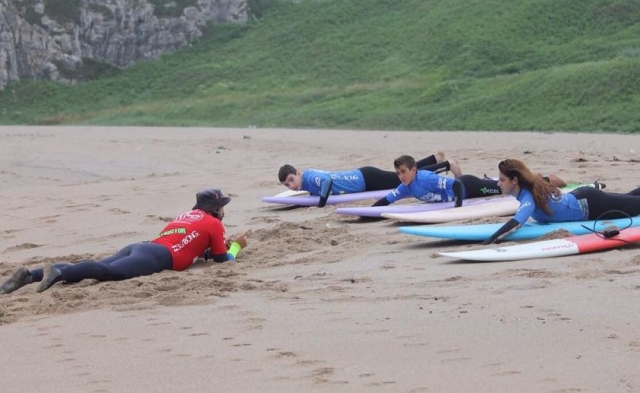  在沙滩上冲浪课程 